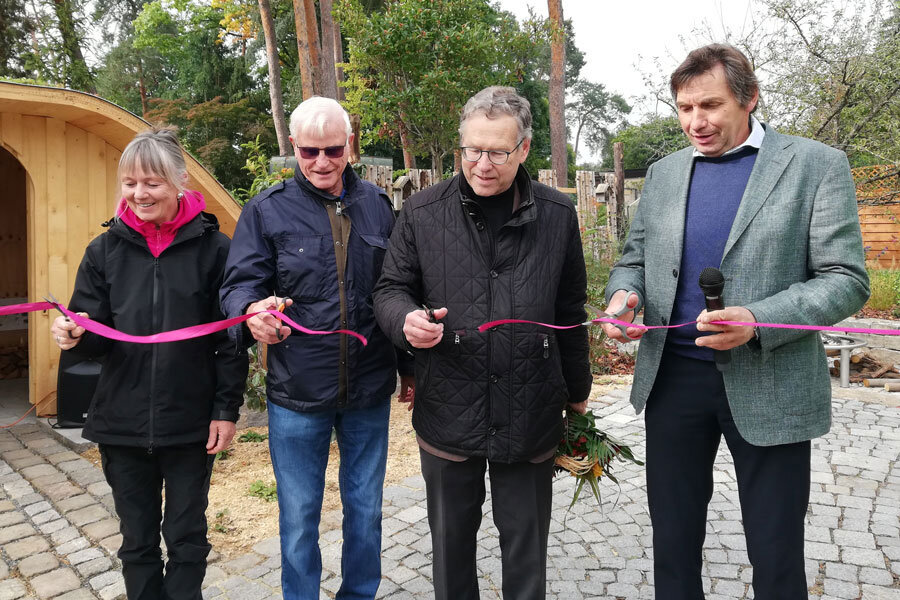 Band wird feierlich durchtrennt bei der Eröffnung Erlebnis-Garten Naturgarten Grünes Zentrum Krottenbach